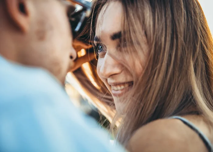 Pareja durante sesión de fotos de preboda en exterior